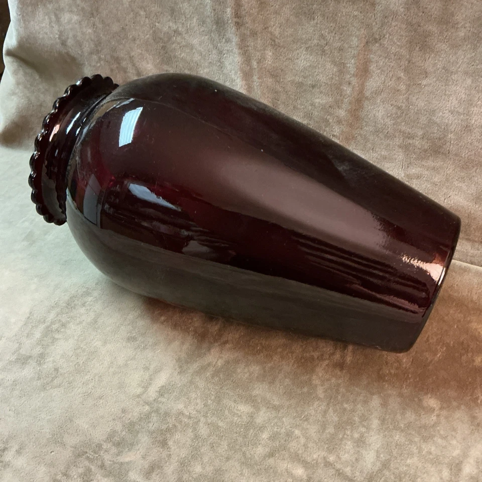 Vintage 1940s anchor hocking royal ruby glass scalloped edge tall vase - Image 3 of 4