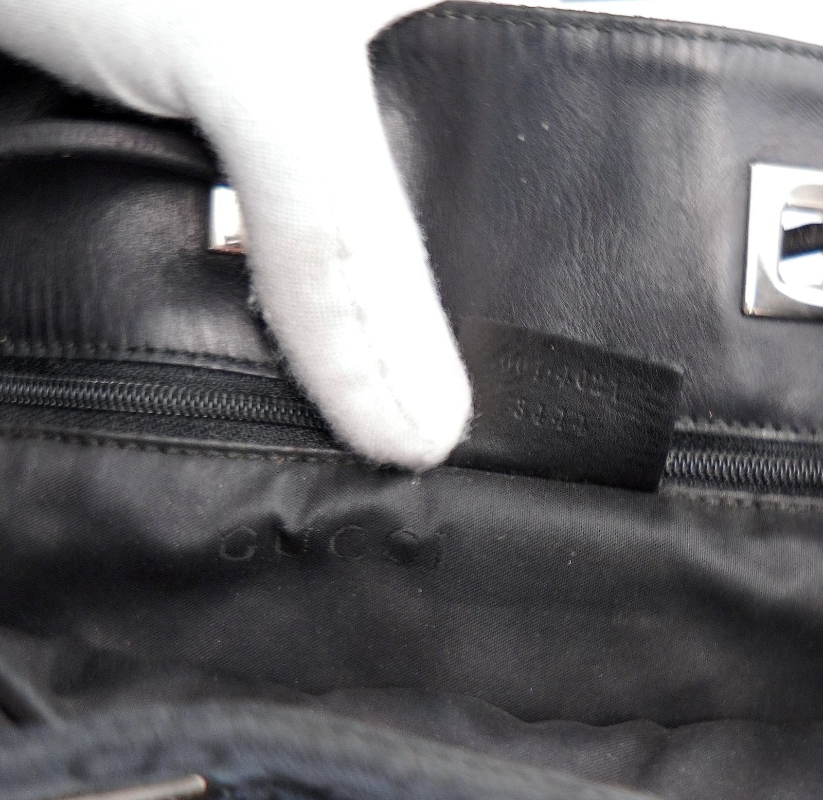 Authentic GUCCI Black Drawstring Hobo Shoulder Ba… - image 9