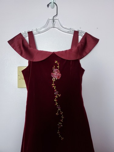 Burgundy Velvet Dress in size 16 (Girls) - Picture 4 of 10