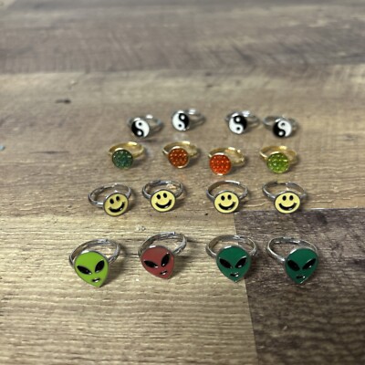 VARIETY LOT OF 16 VINTAGE SMILEY FACE / YING & YANG/ ALIEN/ NOS 5 & DIME STORE
