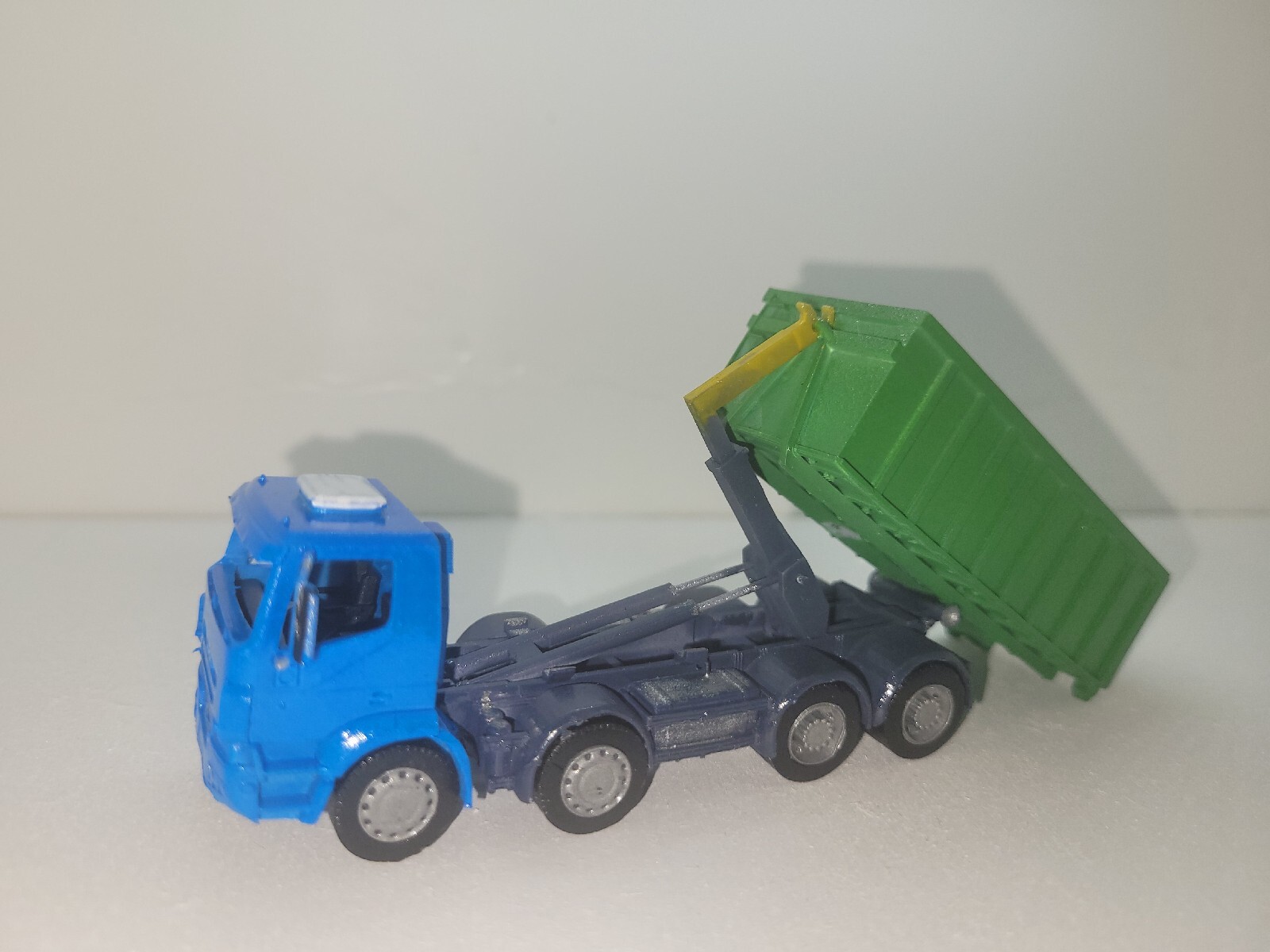 Camion IVECO TRAKKER 8x4 Ampliroll miniature 1/87 véhicule de chantier benne amovible miniature