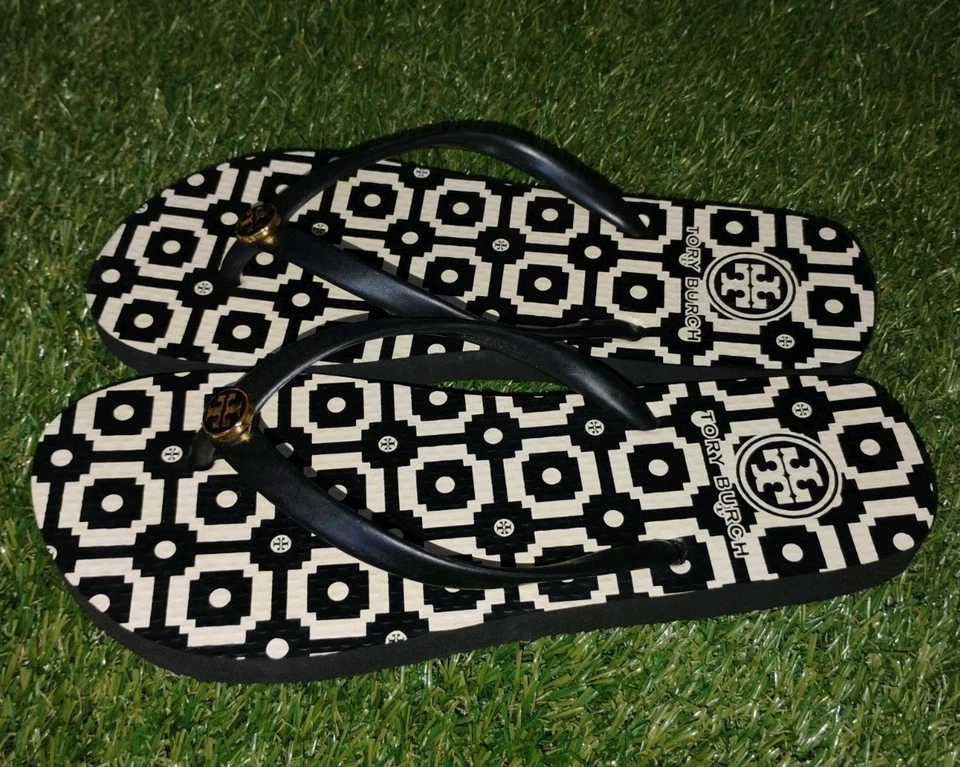Chanclas Tory Burch Talla 7 Negro Blanco/Dorado Medallón Foto 4 de 4
