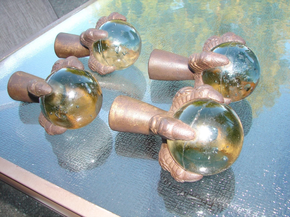 (4) Bolas antiguas de hierro fundido con patas de bola y garra de vidrio de 3" para mesa antigua o decoración Foto 3 de 4