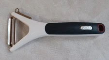 Zyliss Vegetable Peeler with Eye Cutter ~ Nice Condition