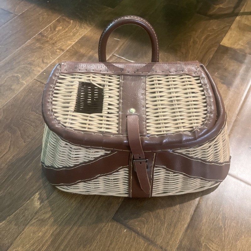VINTAGE WICKER FISHING CREEL FLY FISH BASKET TROUT CREEL RUSTIC LODGE MAN CAVE