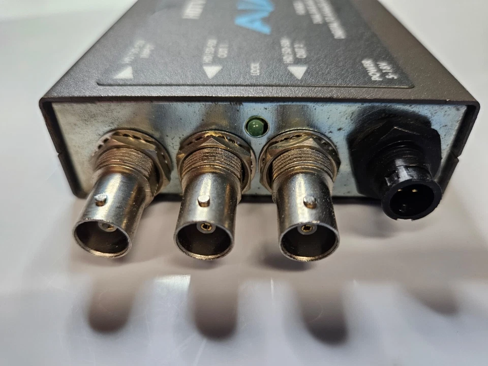Divisor AJA HD10C2 SDI a analógico y SDI Foto 3 de 4