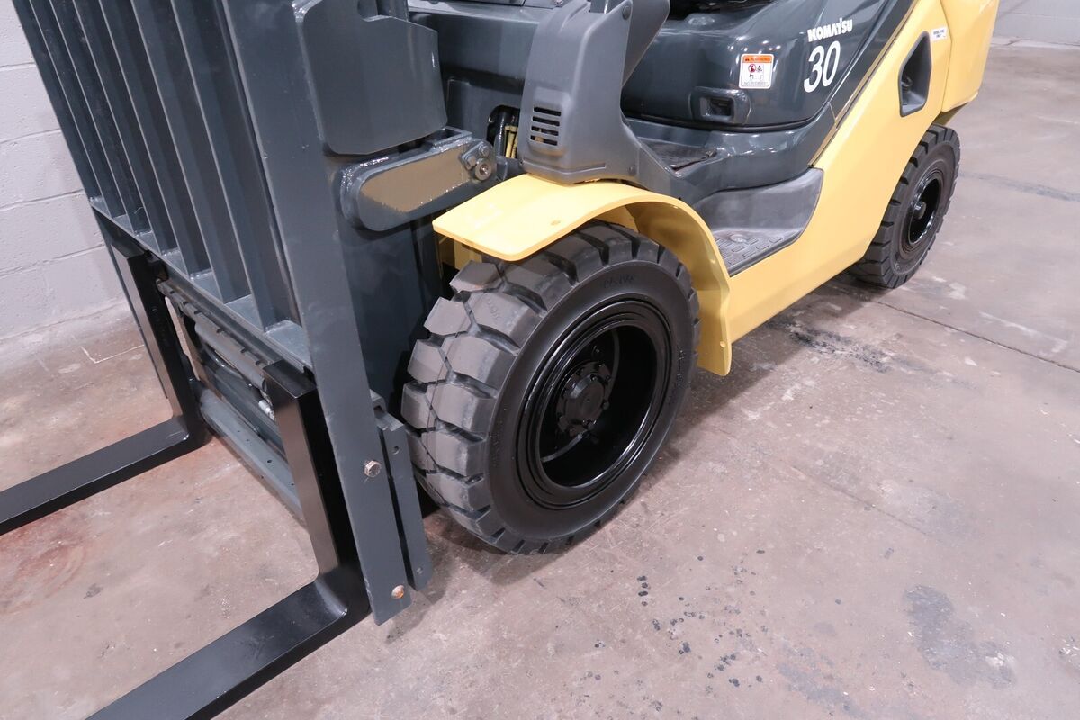 Komatsu FD30HT-16 Forklift, 6,000# Pneumatic, DIESEL, QUAD Komatsu FD30HT-16 Forklift, 6,000# Pneumatic, DIESEL, QUAD