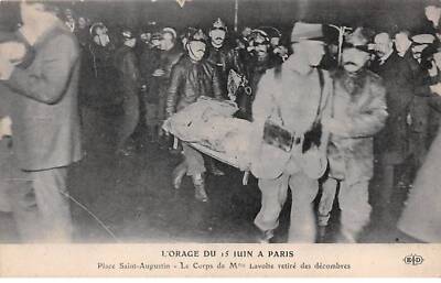 75 - PARIS - SAN55638 - Place Saint Augustin - Le Corps de Mme Lavolte zurückgezogen