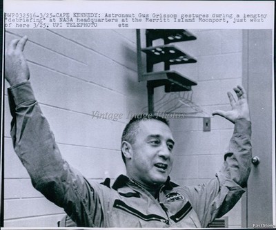 1965 Astronaut Gus Grissom Gestures During Lengthy Debriefing Wirephoto 6x8