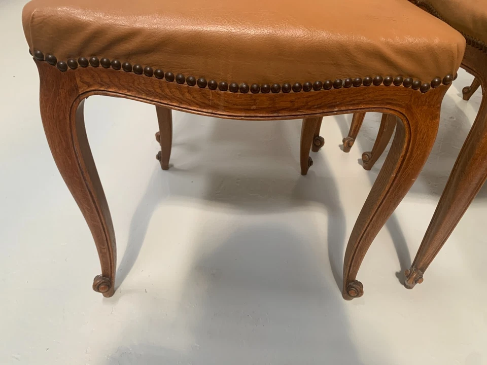 Suite de huit chaises de style Régence en chene massif XX siècle - Photo 2/4