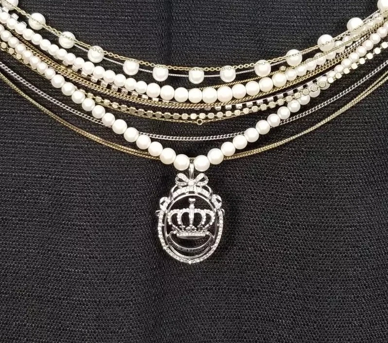 Colar Juicy Couture Multi 13 fios pérolas falsas pingente de coroa de strass 