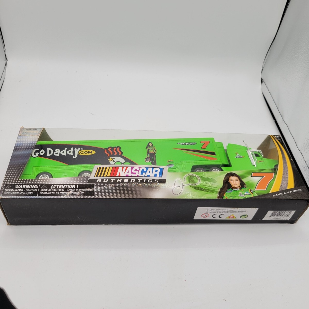 Danica Patrick NASCAR GoDaddy ミニカー 2015年 DANICA PATRICK 2015 GODADDY 1/24 ACTION