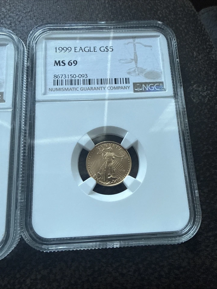 Dos monedas de oro Eagles de 1/10 oz, la 2024 es una MS70 y la 1999 es una MS69 Foto 3 de 4