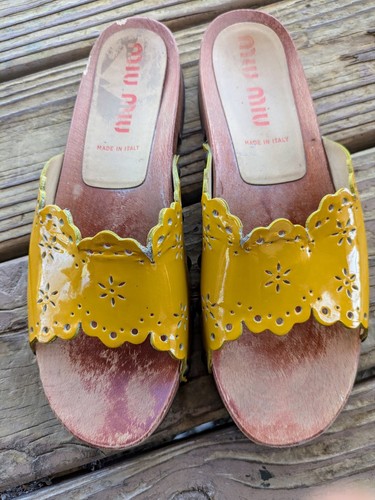 VTG Miu Miu Prada Vibrant Yellow Patent Leather Cutout Wood Studded Sandal 40 9 - Picture 2 of 9