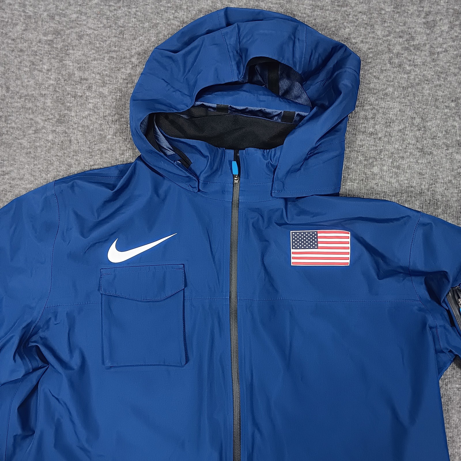 SACAI X NIKE Giacca USA uomo grande blu Nike Storm FIT ADV giacca a vento con cappuccio olimpiadi pista