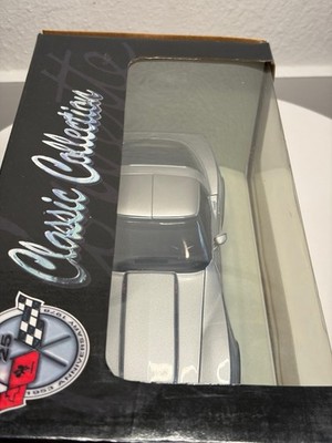 UT Models 1:18 1978 Chevrolet Corvette Silver Anniversary Diecast
