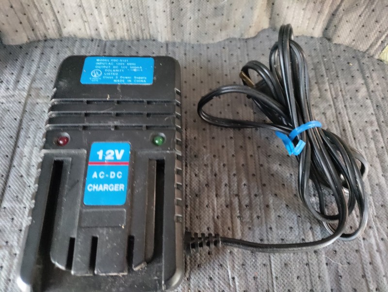 12VDC BATTERY CHARGER MODEL # FDC-5121 OUTPUT: 12VDC @ 500mA INPUT : 120VAC 60Hz