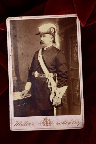 KNIGHTS OF COLUMBUS FULL REGALIA CABINET CARD ~ BY MILLER BAY CITY, MICH. (I.D.)