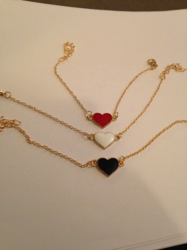 Hermosa pulsera de corazón en cadena en tono dorado rojo, negro o blanco amor VENDEDOR DEL REINO UNIDO - Imagen 2 de 3