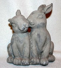 Ostern Osterhasenpaar in einer Figur  Polystein Naturoptik Grauton 20 cm h  Deko