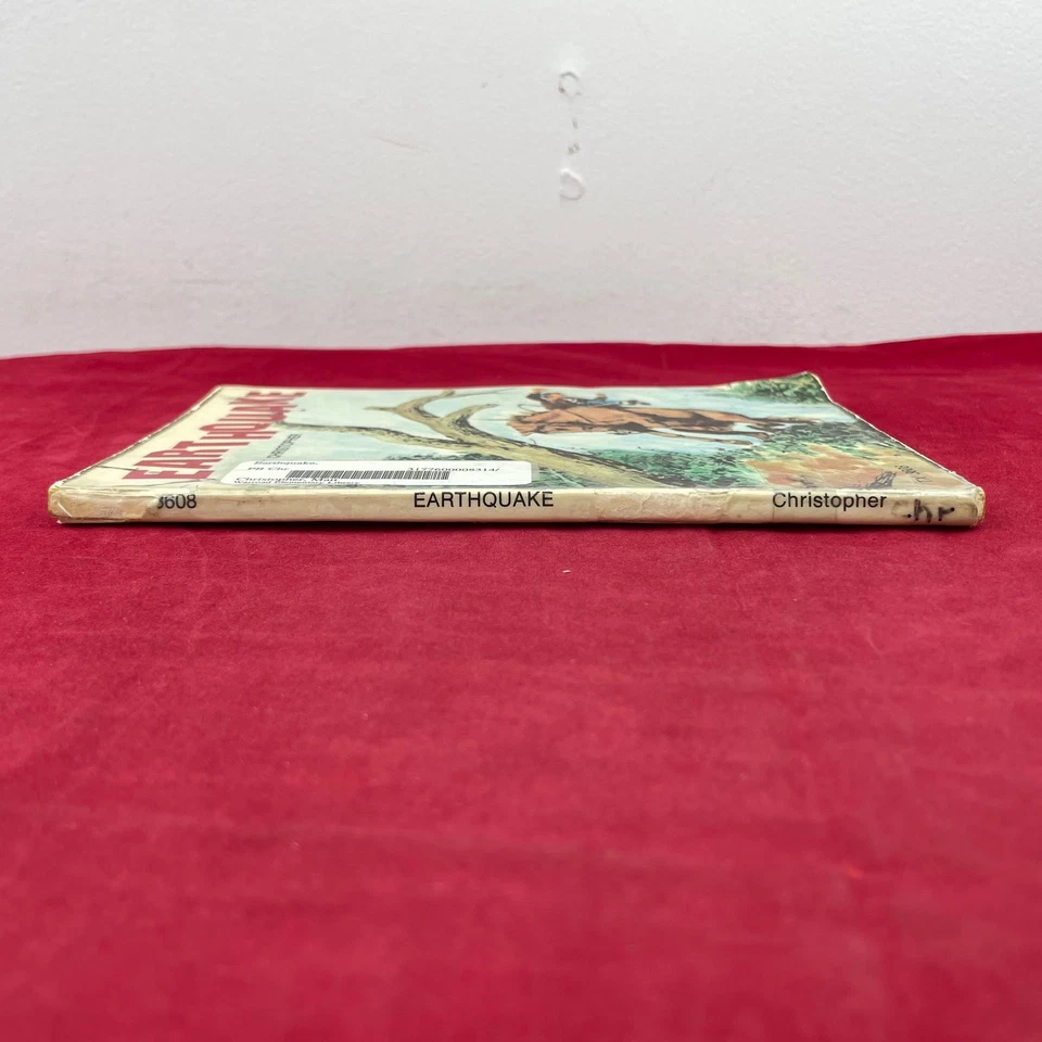 Vintage 1975 Earthquake Matt Christopher Paperback Book - Image 3 of 4