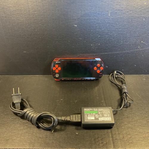 Rot/Schwarz Sony PSP-3001c Handheld-Konsole getestet und funktioniert (ohne Speicherkarte)