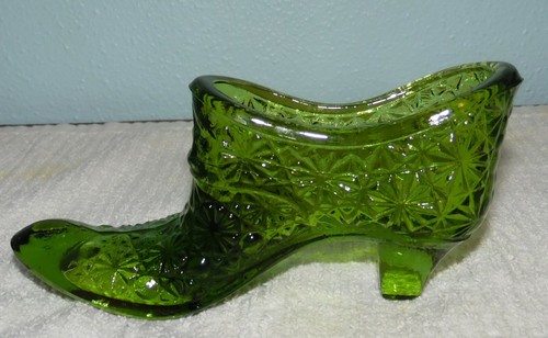 Vintage Fenton Glass Green Glass Shoe Daisy and Button Pattern - Picture 1 of 6