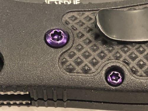 Juego de tornillos Torx púrpura para pivote y clip a escala Griptilian hechos en banco 550 551 553 - Imagen 8 de 9