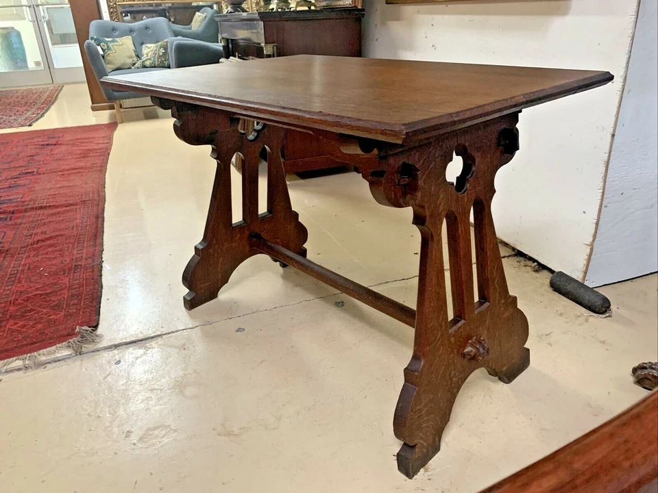 Antigua mesa de escritorio francesa de roble macizo gótica Ogee mesa de oficina caballete Foto 3 de 4