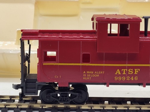 AHM HO Gauge Red Santa Fe Caboose ATSF #999246 Model Railroad, NEW OLD STOCK - Picture 6 of 11