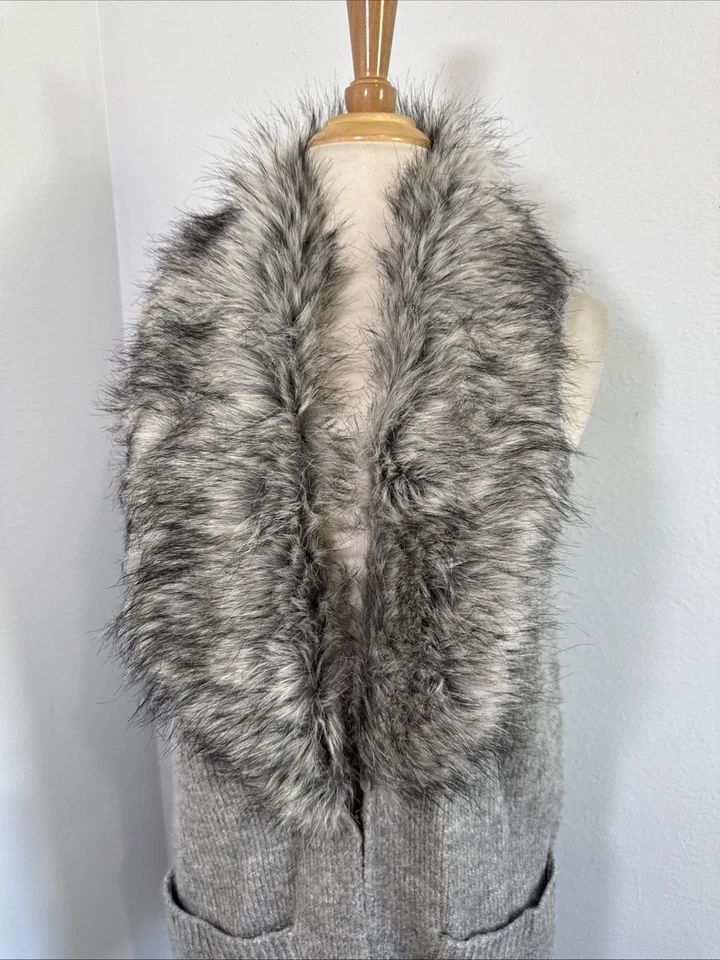 Chaleco Suéter Forever 21 Mujer S Gris Cuello de Piel Sintética Y2K Mob Wife Minimalista Foto 3 de 4