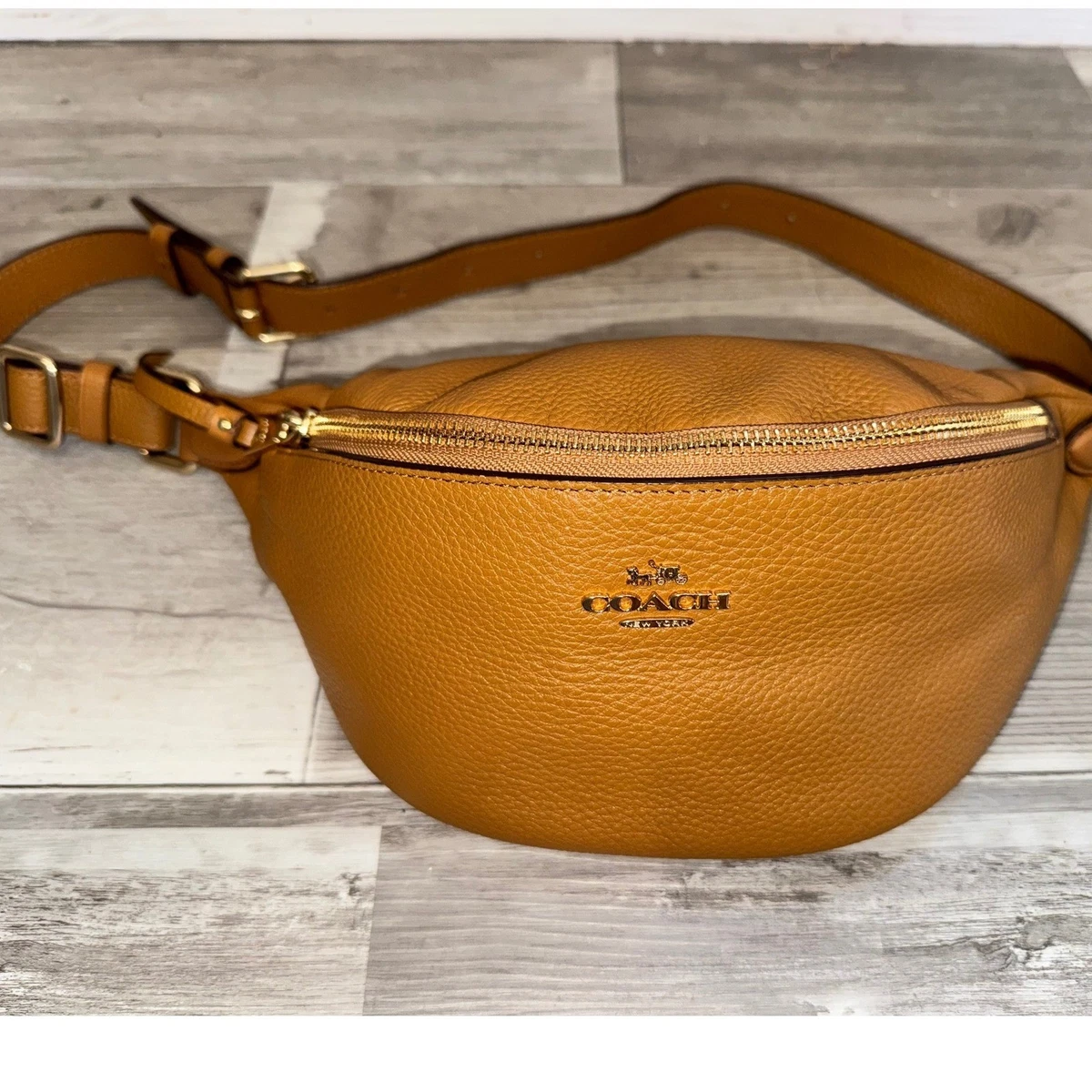 Coach ベルトバッグ & ファニーパック ゴールドバッグ & ハンドバッグ