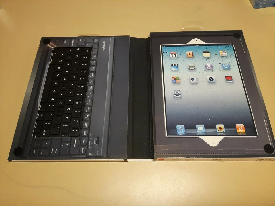 Kensington Keyfolio Pro Performance Keyboard Case (fits iPad & iPad2) - Image 2 of 3