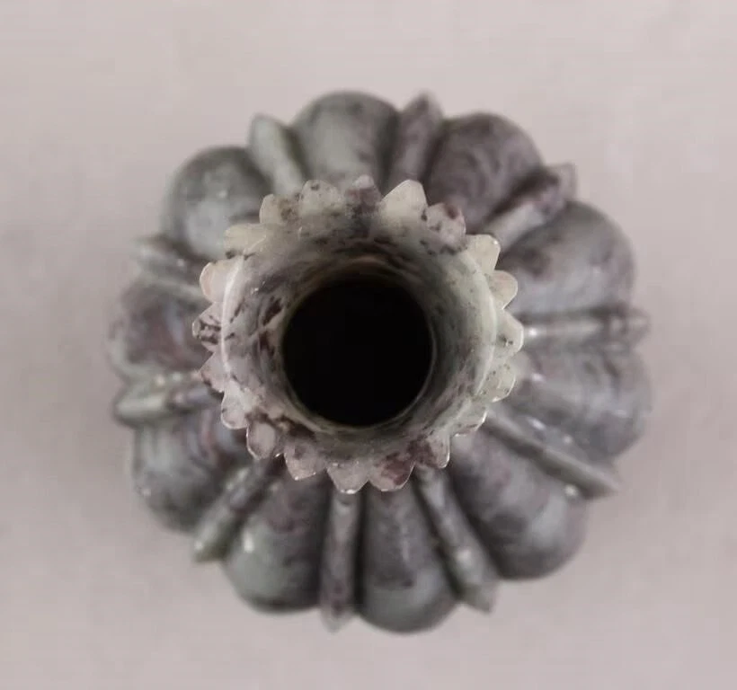 Jarrón antiguo chino de piedra dura sobre soporte. Tonos grises, negros y verdes. Foto 3 de 3