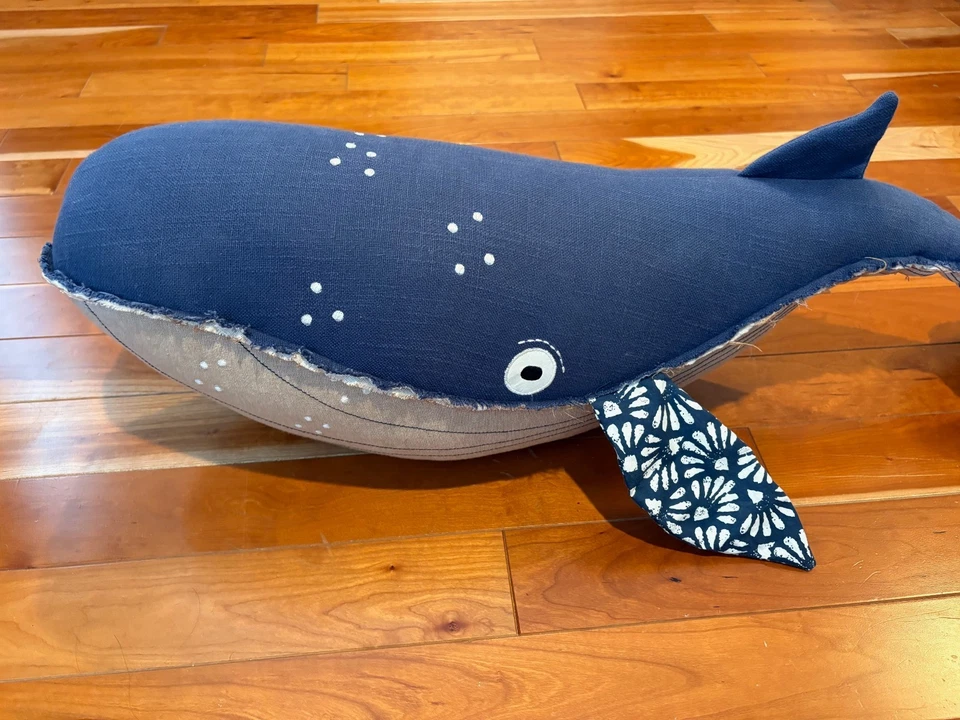 "Almohada de felpa Pottery Barn Kids orgánica ballena juguete náutico lino azul 35"" - grande" Foto 3 de 4