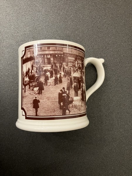 Taza de té extravagante The Melton Mowbray Cheese Market c.1910 taza larga de lácteos Clawson en muy buena condición