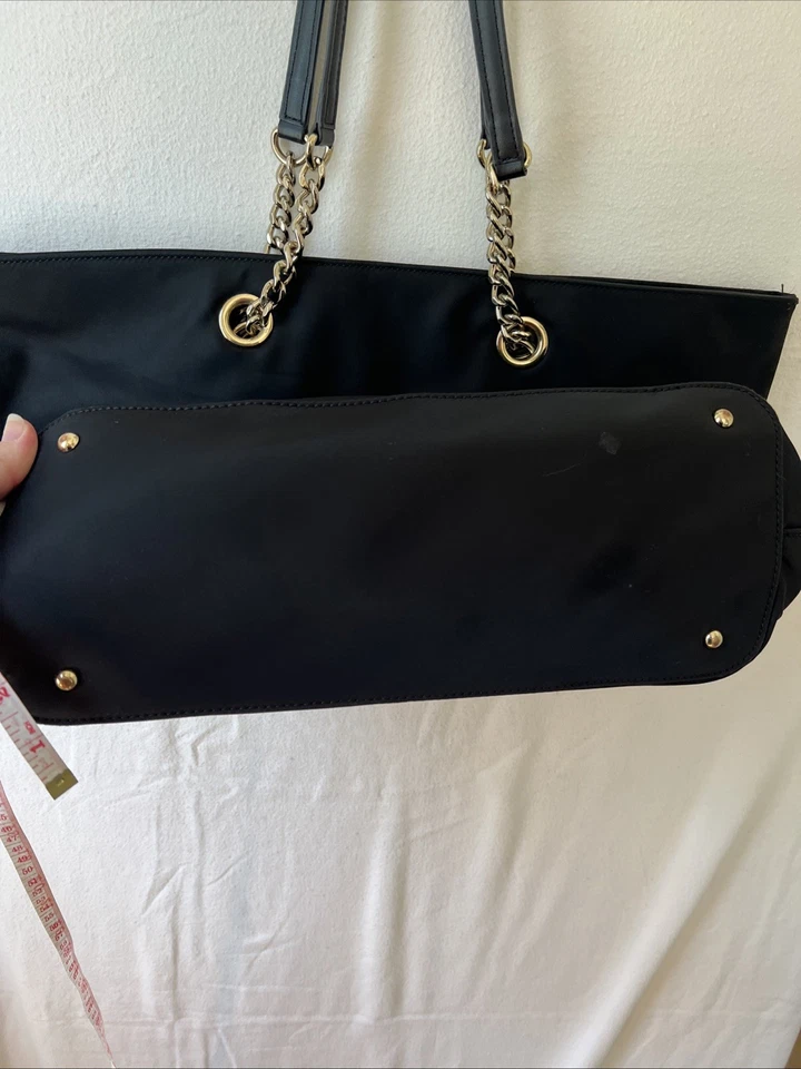 Bolso de Mano Calvin Klein Mediano Azul Marino Nylon con Cadena Tono Dorado y Asas de Cuero Foto 4 de 4