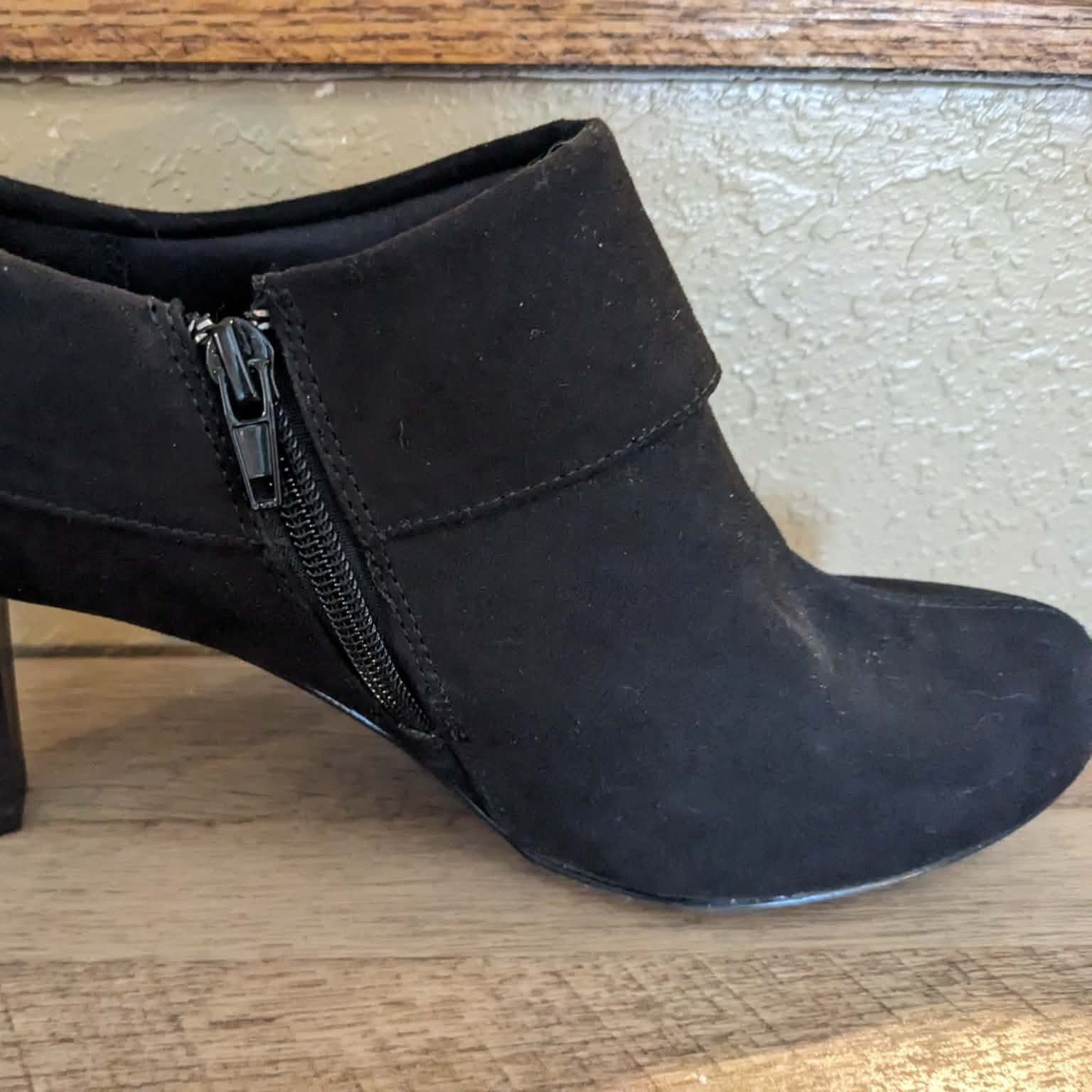 Coach and Four Black Suede Booties 9.5 Side Zip Bows - 3 inch heels - VGUC  thumbnail 8