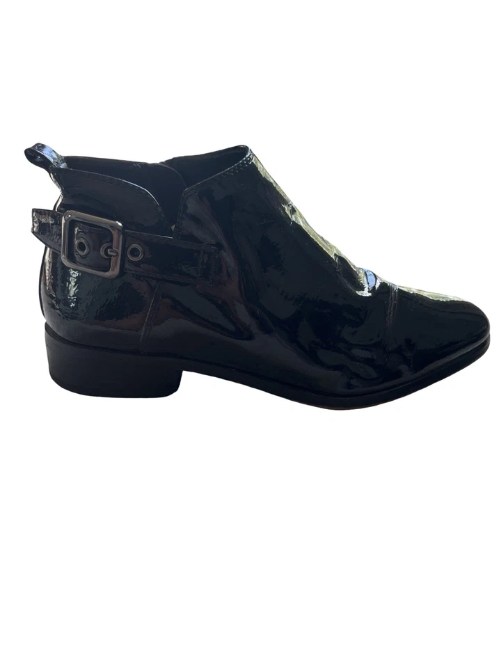 Botines Franco Sarto para mujer de charol negro con hebilla lateral, talla 7M Foto 2 de 4