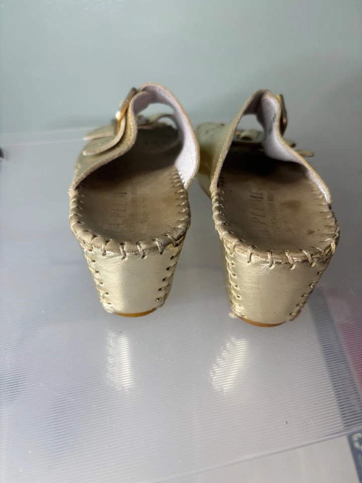 Sandalia deslizable con hebilla metálica La Plume Jen dorada 35 punta abierta tacones de cuña brillantes Foto 4 de 4