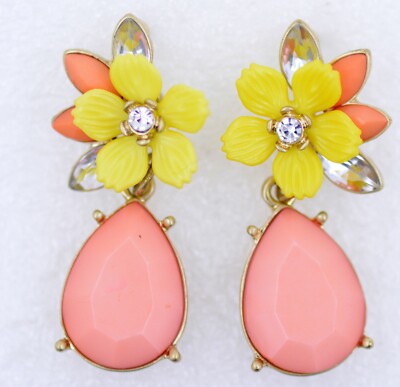 Gelbe Emaille plus Blume und hängende rosa Ohrhänger