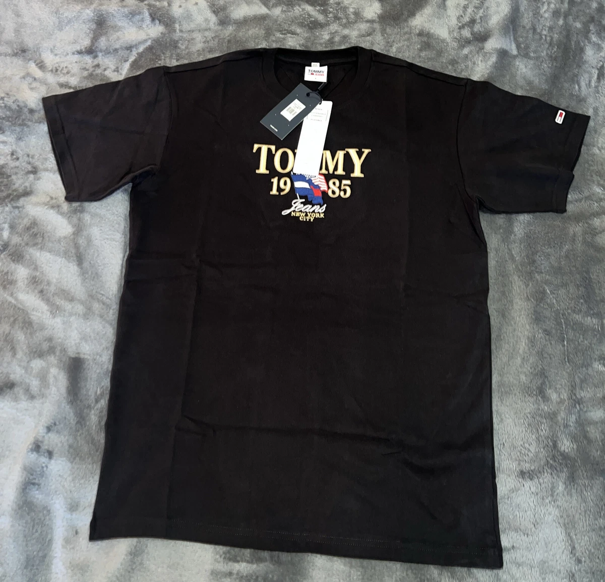 Tommy jeans 2025 chest logo tee