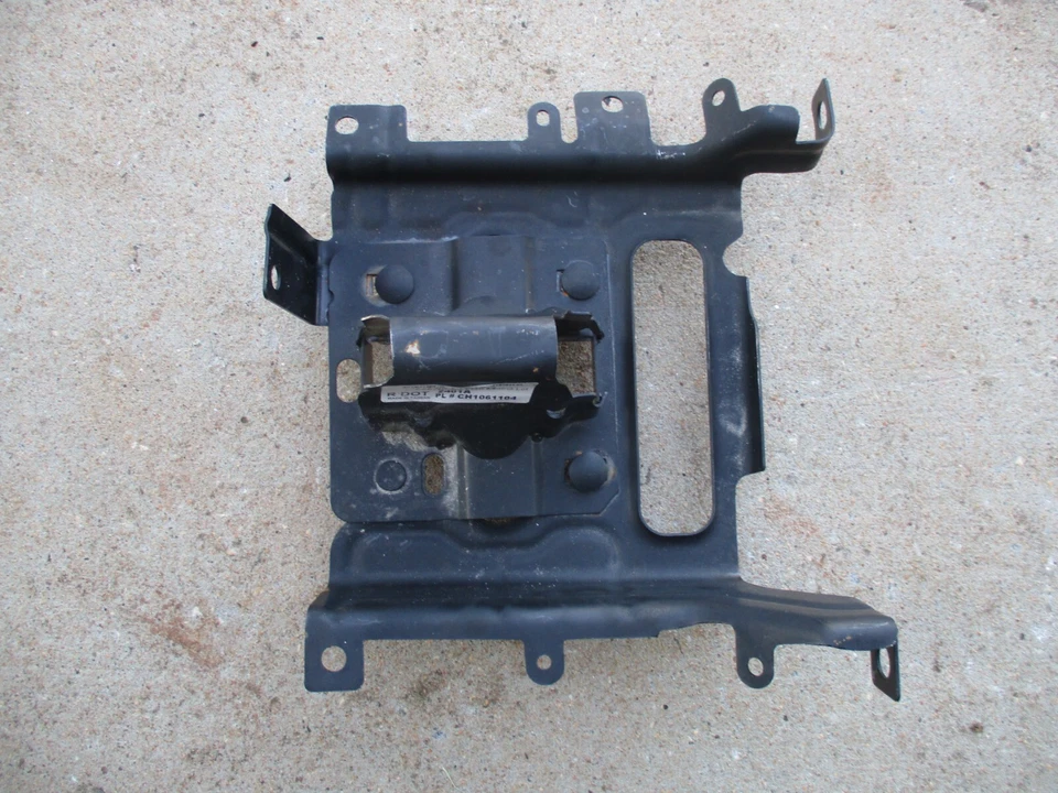 SOPORTE PARACHOQUES DELANTERO DERECHO AFTERMARKET 2013 2014 2015 2016 2017 2018 DODGE RAM 1500 Foto 2 de 3