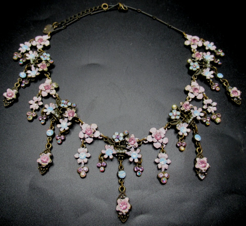 Colar YONI Z lindo em esmalte rosa e flores de cristal - Imagem 2 de 4