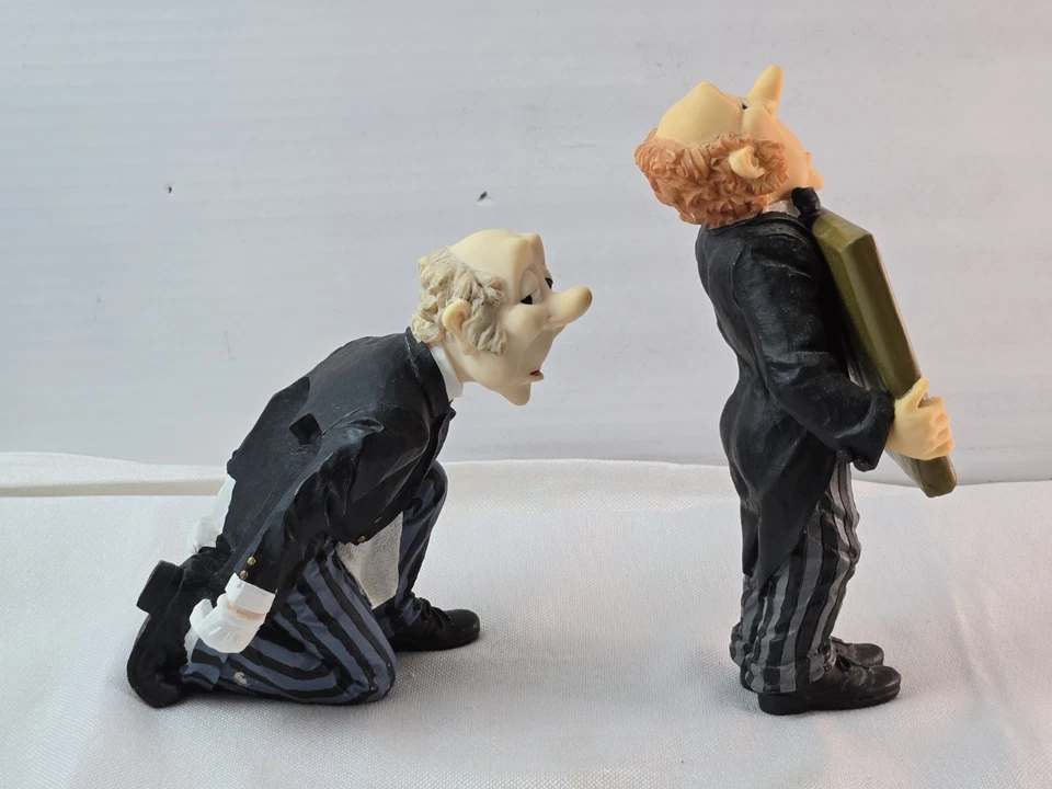 James The Clueless Butler Waiter Lote de 2 Menú Soporte para Sal y Pimienta Foto 4 de 4