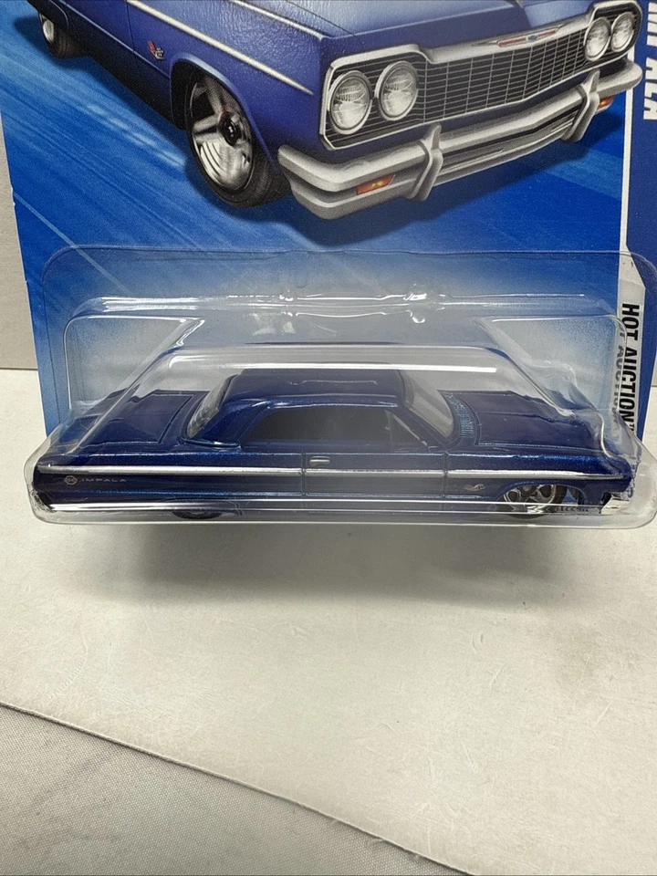 Chevy Impala 2010 Hot Wheels #161/240 '64 versión azul nuevo en paquete Lowrider  Foto 2 de 3