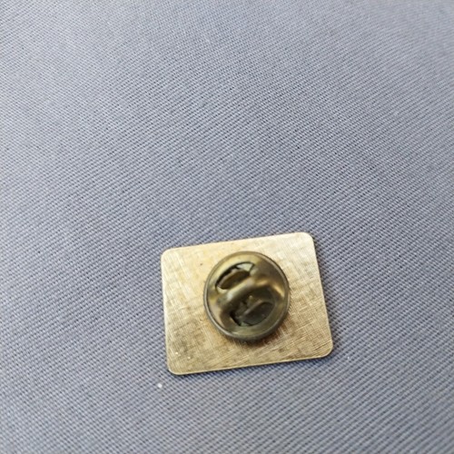 People In Alaska AK Don't Tan They Thaw Funny Lapel Hat Pin - Picture 2 of 2