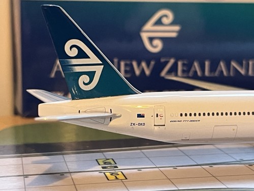 Phoenix Models 1:400 Air New Zealand - Boeing 777-300ER - ZK-OKO - Picture 11 of 18