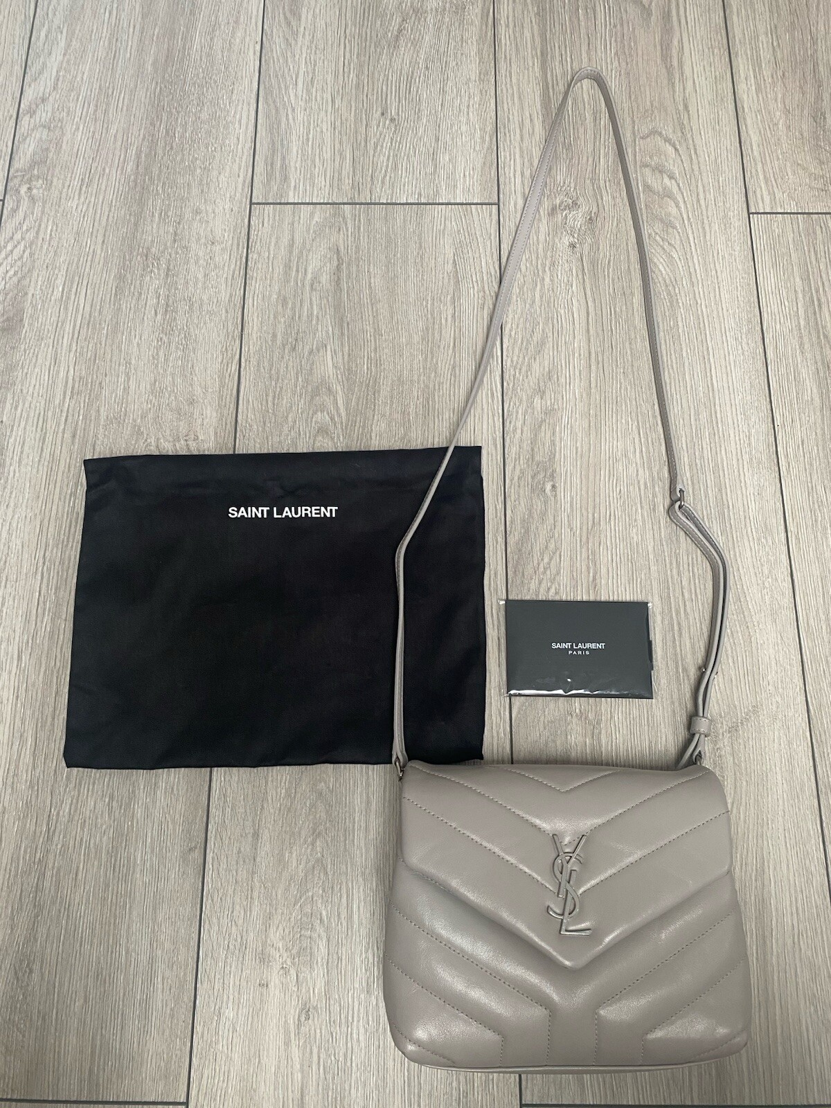 Borsa a tracolla Saint Laurent YSL giocattolo pelle trapuntata Loulou grigio pallido