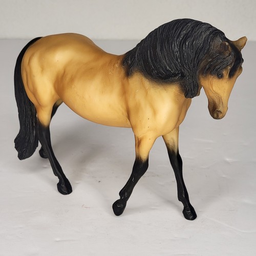 Breyer Traditional Model Submissive Horse Buckskin Tan with Black Mane and Tail